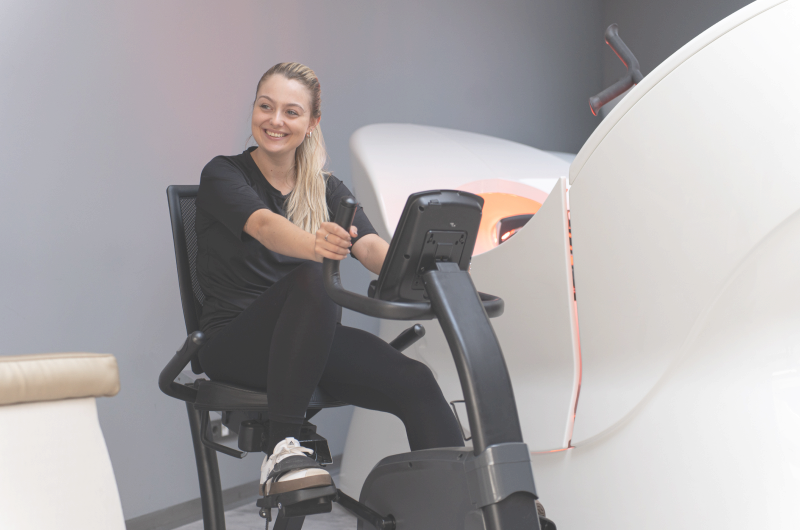Rower poziomy — trening odciążający kręgosłup w Studio Figura Wrocław